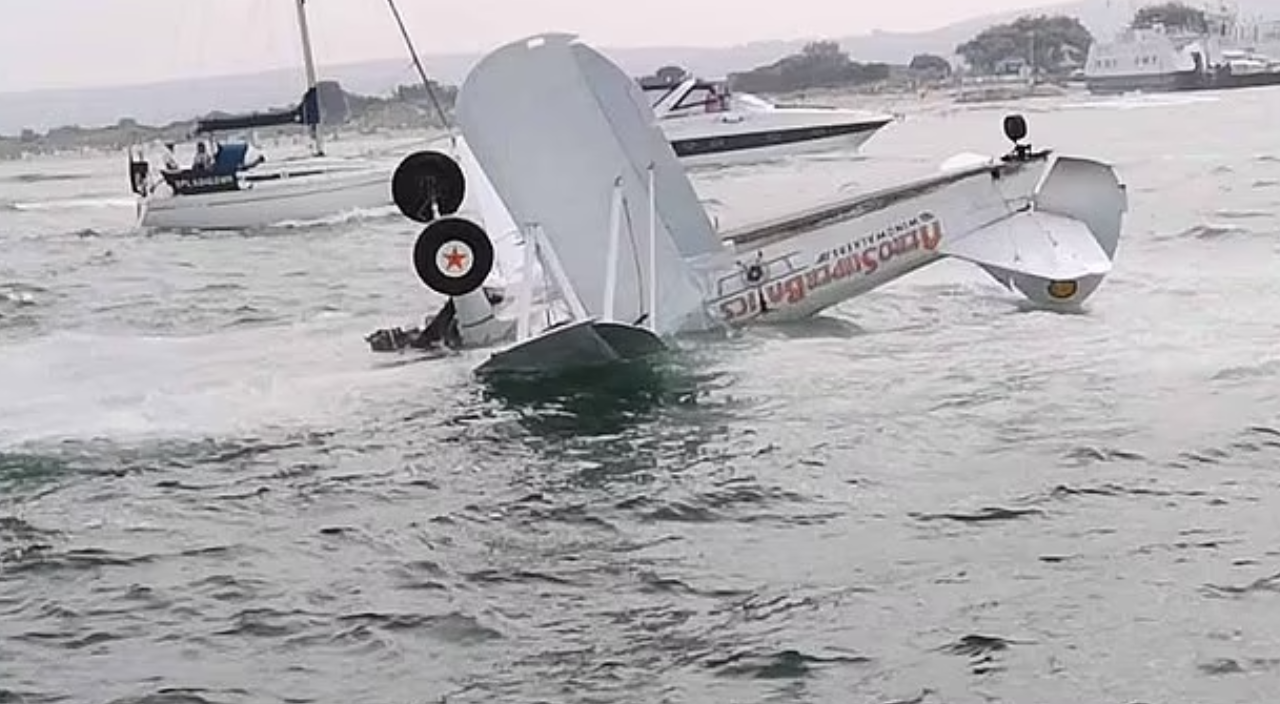 Uçak üzerindeki göstericiyle birlikte denize çakıldı